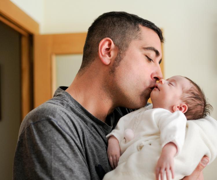 jeune papa avec son bébé
