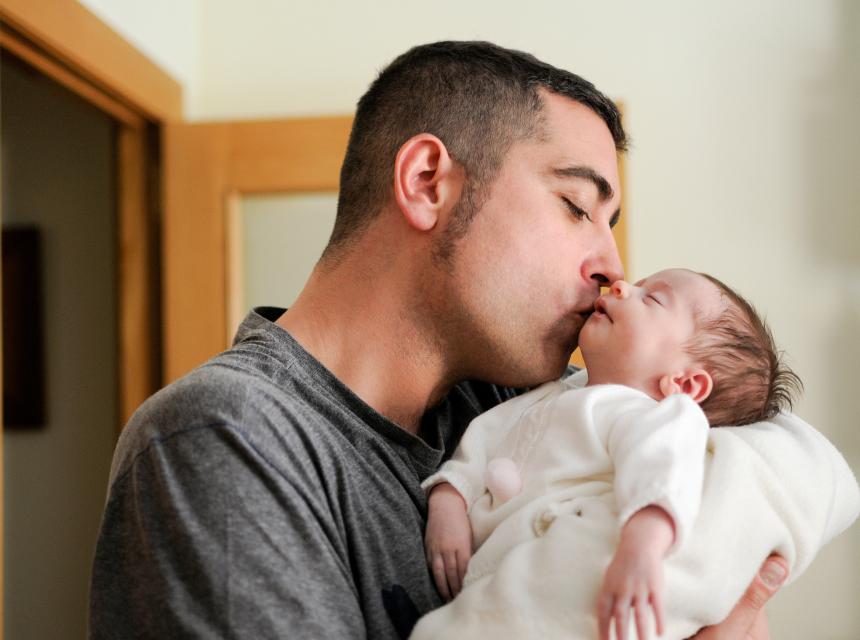 jeune papa avec son bébé